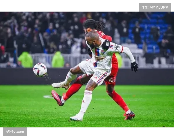 官方：里昂后卫洛夫伦因累计黄牌停赛，将错过对阵布雷斯特